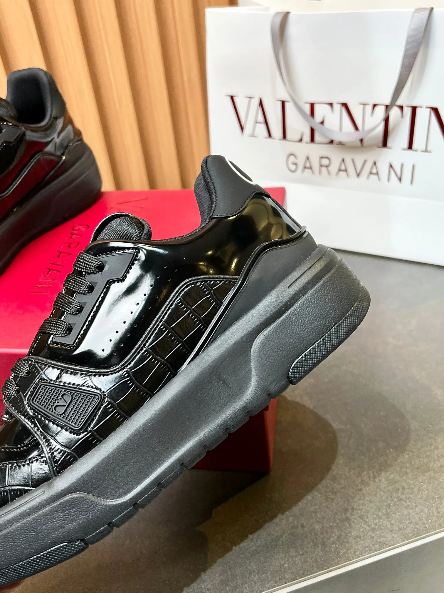 👟👟Ex-factory price 680👟👟 𝑽𝒂𝒍𝒆𝒏𝒕𝒊𝒏𝒐Valentino 𝑶𝒏𝒆𝑺𝒕𝒖𝒅 Couple's sneaker series Valentino 2025 latest couple's sneakers same style for celebrities Hot sale. The original ZP was purchased and dismantled. Repeated printing and modification. Trying to restore the original version 1:1! Top luxury masterpiece, soft and comfortable, combining fashion and leisure, bringing excellent and elegant texture and excellent on-foot comfort. Top purchasing version upper: imported calfskin surface/original oil edge craftsmanship. Lining: water-dyed cowhide lining. Outsole: original development 𝐓𝐏𝐔 two-color combination outsole. Packaging: original configuration complete package. Code number: 34-44